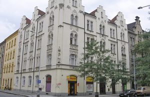 Ikke langt fra Prags centrum ligger denne herlige ferielejlighed i stueetagen i et lejlighedskompleks (se også TBP378). Lejligheden, der har en moderne indretning, ligger ikke langt fra talrige rest ...