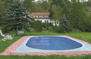 Dette renoverede tidligere stenhus ligger i en lille, stille landsby nær byen Pelhrimov. I den lukkede gård er en udendørs pool, som tilbyder en varm daglig dukkert. Der er også billard og bordte ...