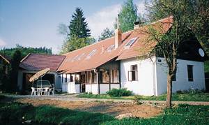 Hyggeligt feriehus med overdækket terrasse, have og flot udsigt. Badebassin 5 m i diameter og egen dam på grunden. ...