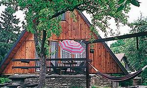 Praktisk indrettet feriehus med terrasse. Huset ligger ved en sø. Der er 10 km til hesteudlejning. ...