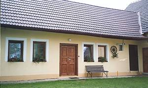  Feriehus ved Luznice floden på lukket grund m. græsplæne og store træer og buske. Gode bade-/fiskemlg. Østrigske grænse Gmünd 60 km. ...