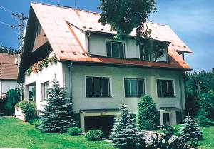  Denne godt udstyret ferielejlighed ligger på første sal af en villa i udkanten af byen. Til lejligheden hører en åben terrasse, hvor I kan grille. Tag på udflugt i området og se de imponerende  ...