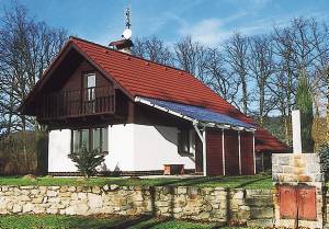 Dette dejlige, hyggeligt indrettede feriehus med åben terrasse ligger på en naturgrund med udsigt til skov i et område med mange søer. I opholdsstuen kan du slappe af og nyde varmen fra den åbne ...
