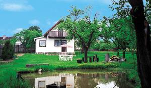  Dette helårshus med altan og overdækket terrasse befinder sig på en lukket grund med en lille dam. I området er der mulighed for at spille tennis. Den kunstige sø Orlik 4 km. ...