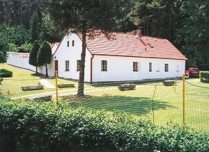 Dette dejlige, hyggeligt indrettede feriehus ligger i et roligt område kun 20 km fra Ceské Budéjovice med det kendte bryggeri og Césky Krumlov med slot, mange maleriske små stræder og gallerier ...