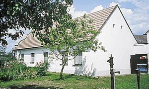 Tidligere landsted på en lukket grund i landlige omgivelser i udkanten af en lille by. Dam 100 m. Mange søer. Cykler kan lejes hos husejeren. ...