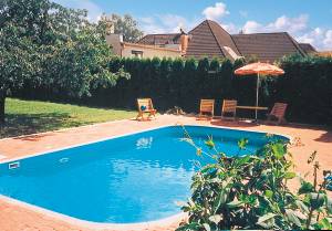  Ca. 25 km fra Prag ligger dette hyggelige feriehus med to åbne terrasser samt en nybygget 32 m² stor udendørs pool. Grunden deles med husejeren. Der er 1,5 km til slottet Stirin, hvor der også er ...