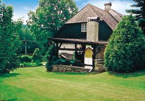 Tidligere landbrugsejendom med ældre møbler. 300 m til flod, hvor I kan prøve lykken med fiskestangen eller tage på en kanotur. Huset er med dart, basketball, bordtennis og russiske kegler yderst ...