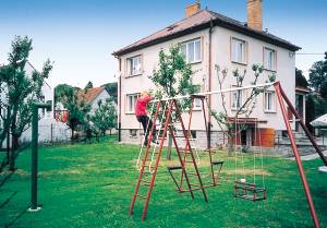 Dette store feriehus ligger på en lukket grund i en lille by. Ølbyen Plzen med det kendte bryggeri ligger bare 36 km fra huset. Huset er perfekt til to familier. Stueetagen og 1. sal er indrettet h ...