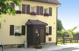 Rækkehus i Erzgebirge med skov-/bjergudsigt. Gode skiforhold om vinteren. Cykelture om sommeren. Busforb. til byen. Karlovy Vary 25 km. ...