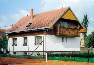 Dette feriehus ligger i udkanten af byen i 650 m højde. På terrassen kan man hygge sig med at grille. Der er egen tennisbane til rådighed. (Medbring selv ketchere.) Der er gode skisports- og turmu ...