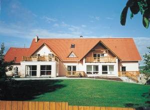  Dette smagfulde feriehus med gulvvarme i stueetagen ligger på en lukket grund i en fredelig landsby i et skovrigt område. I den dejlige swimmingpool kan I tage en frisk svømmetur, hvorefter I kan  ...