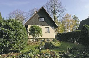 Hus på åbent terræn i feriehus området ved foden af naturreservatet Cesky les. Gode bademuligheder. stegl trappe til soveværelse. Kun pejs til opvarmning! ...