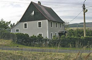  Dette sommerhus ligger i Erzgebirge, 35 km fra den berømte kurby i Karlovy Vary. Området byder på gode muligheder for vandreture. Rygning er kun tilladt i stuen. ...