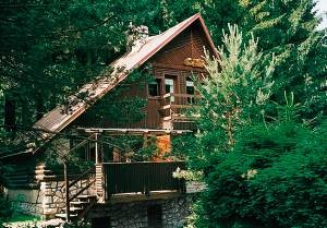 Dette dejligt indrettede feriehus ligger på en delvist lukket skovgrund i et feriehusområde ca. 800 m fra søen Sec. Her kan I prøve lykken med fiskestangen og leje en robåd (EUR 25 pr. uge). I s ...