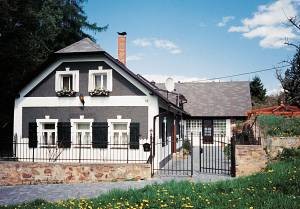 Velindrettet, tidligere skovfogedhus med åben terrasse. Det ligger på en grund med have og eng samt udsigt til skovene. En del af huset er ikke til disposition. I kælderen er der en lille vinstue. ...