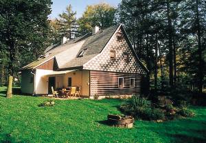 Dette hyggelige feriehus ligger i 640 m højde i Altvaterbjergene. Det er indrettet med antikke møbler. 2 kakkelovne sørger for behagelig varme. På grunden er der meget plads til leg for børnene ...