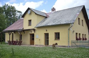 Dette hyggeligt indrettede feriehus i en stille landsby nær byen Sumperk ligger på en lukket grund og har plads til mindst to familier. Slap af foran den dejlige pejs eller i spabadet til én perso ...