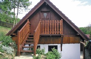 Dejligt og hyggeligt indrettet feriehus i meget naturskønne Znaimerland/Znojemsko ved grænsen til Østrig. Om sommeren kan I nyde solen og grille på den store terrasse. Området med sine mange vin ...