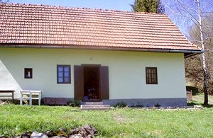  Lille hus i skønne omgivelser ved det bjergområdet Stiavnicke. Området byder på mange vandreruter. Vi anbefaler et besøg til byen Zvolen. Stejl trappe til første sal. ...