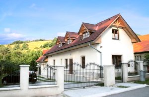  Kun to km fra dæmningen Nitrianske Rudno finder I dette dejlige og moderne feriehus. Til huset hører et spabad, en sauna, et lille fitnessrum, et bordfodbold- samt billardbord. De skovrige omgivels ...