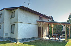  Kun 120 m fra søen ligger dette dejlige hus. På den åbne terrasse kan I grille de fangede fisk og nyde solen. Stejl trappe. ...