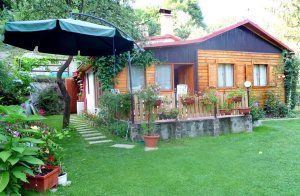 Dette velholdte helårshus med en skøn, solrig terrasse og en grill ligger i et feriehusområde kun 15 km fra byen Kosice, hvor man kan beundre mange seværdigheder. På grunden er der et lille bade ...