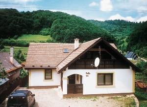  Dette feriehus har en perfekt beliggenhed, hvis I vil holde en aktiv ferie for foden af Tatrabjergene. Huset opfylder med den luksuriøse indretning selv de højeste krav. Bl.a. er der en massagebrus ...