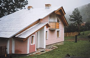  I en lille by midt i naturen ligger dette velindrettede feriehus. Besøg den fredede by Zvolen eller slottet Viglassky Zamok. ...