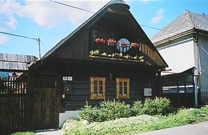  Hyggeligt hus i en by for foden af Niedere Tatra. På grunden er der en karrusel og en gynge til børnene og et grillhjørne med grillpejs. Skicentrum Telgart 20 km. ...