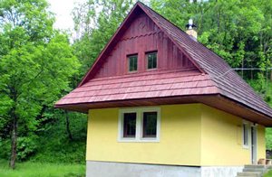  Dette hyggelige hus ligger for foden af nationalparken MALA FATRA. Overdækket terrasse med grill på grunden. Skicentrum Vrata Dolina ca. 10 km. ...