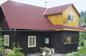  Renoveret hus med gode møbler i bjergbyen Zazriva med dejlig have med udendørs pejs med grill. Vandre- og cykelområde, Vinter: skicenter 13 km. ...