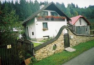  Dette rummelige feriehus med en smuk og moderne indretning ligger på en indhegnet grund i feriecentret Oscadnica, der befinder sig i det fredede naturområde Kysuce. Til huset hører en terrasse med ...