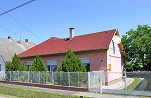  Komplet renoveret feriehus med smagfuld indretning. I den velholdte have står der hængesofa og sandkasse til jeres og børnenes rådighed. Husejeren bor separat på grunden. ...