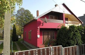  I kendt ferieområde findes denne halvdel af et dobbelthus. Huset ligger nær centrum og man kan nå forretninger og restauranter til fods. Velholdt møblering der er godt egnet til en familie. Velud ...