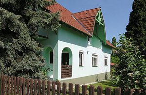  Hyggeligt indrettet feriehus, som ligger i rolige omgivelser. Værelserne er store og udeområderne byder på god plads til spil og leg. God restaurant i nærheden. ...