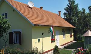  Omgivet af en dejlig og velplejet have ligger dette rustikt indrettede feriehus. Med en rideskole lige i nærheden er stedet perfekt til ferie med børn. Udlejeren bor i bygningen ved siden af. Ingen ...