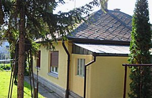  Midt i ferieområdet finder I denne lille, grønne oase. Feriehuset er praktisk og hyggeligt indrettet og udenfor er der skyggefulde træer, sofagynge samt grill. Spisemuligheder og indkøbsmulighede ...