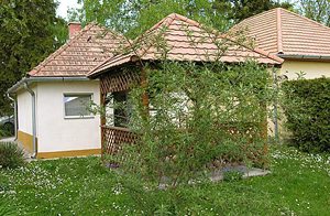  Nyrenoveret og funktionelt indrettet feriehus med pavillon og hængesofa i haven. Der er en sø og en ridestald i nærheden. Husejeren bor separat på grunden. ...