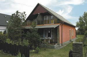  I kort afstand til stranden ligger denne familievenlige dobbelthus halvdel. Huset er praktisk indrettet. Stejl trappe. Carport til rådighed. ...