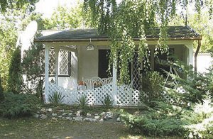  Et lille, indbydende Feriehus i grønne omgivelser, ideelt til solbadning og grillfester. Familievenlig indretning og kort afstand til strand, indkøb og restauranter. Nabo: UBF728. Opvarmning ekskl. ...