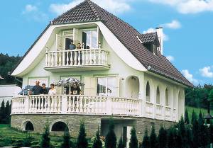  Fra dette hus har I en fantastisk udsigt over søen. Huset er moderne og familievenligt indrettet, og der er plads til, at børnene kan lege. En originalt lysthus i haven sørger for hygge. Bordtenni ...