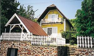  Kom og prøv de kendte vine i Szigliget. Huset ligger på et vinbjerg og er indrettet med enkle, gamle møbler. Fra havehuset har I en fantastisk udsigt over Balaton. Stejl trappe. ...