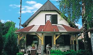  Gedigent og flot indrettet feriehus nær stranden. Velholdt, grøn grund. Stejl trappe. Nær jernbanestrækning. Soveværelserne på første sal er klimatiseret. Benyttelse af klimaanlæg mod merpris ...