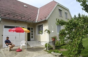  Dette hyggelige feriehus i to etager er meget praktisk og hyggeligt indrettet. I haven finder I en flot pool. Varmeforbrug ekskl. ...