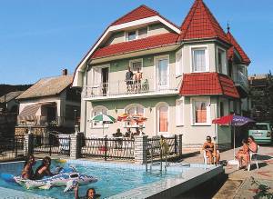  Dette flotte feriehus har en rolig beliggenhed på en bakke i Vonyarcvashegy. Der er ikke langt til byens centrum. Indkøbsmuligheder og restaurant ligger 400 m fra huset. Huset er indrettet med en s ...