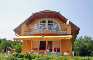  Hold en dejlig ferie i dette pæne, nye feriehus med flot panoramaudsigt over Balaton. I huset er der meget plads og køkkenet er moderne og godt indrettet. Begge badeværelser lever fuldt ud op til  ...