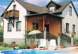  Denne dejlige ejendom ligger i fredelige omgivelser og har en pragtfuld panoramaudsigt over Balaton. Indretningen er lys og hyggelig og har en høj standard. Poolen, der ligger lige foran huset, sør ...