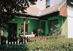  I kurbyen Keszthely finder I dette dejlige feriehus, hvorfra mulighederne for at shoppe eller se byen er gode. Indretningen i huset er hyggelig og rummelig. Der er fire soverum, to køkkener og to ba ...