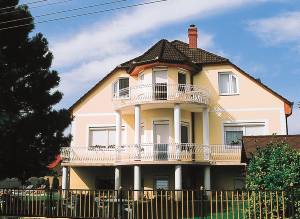  Denne ejendom midt i vinområdet nord for Balaton byder på ideelle afslapningsmuligheder for større familier eller en gruppe af venner. Rummene er lyst og venligt indrettede og har bekvemme møbler ...